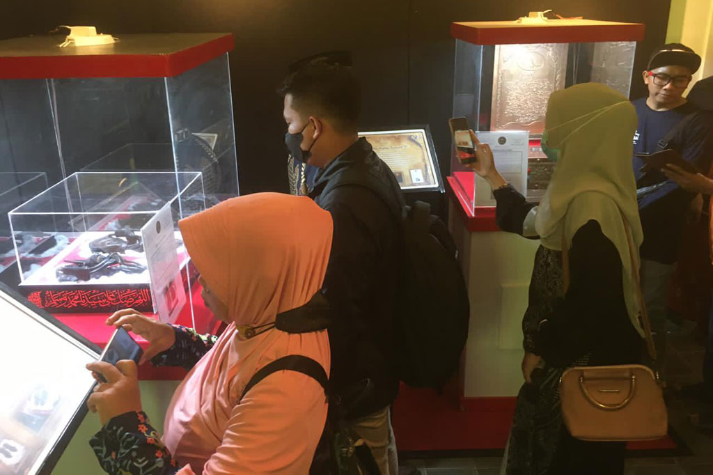 Pengunjung melihat barang-barang peninggalan Nabi Muhammad SAW pada pameran artefak di Gedung Juang, Tambun, Kabupaten Bekasi, Jawa Barat, Jumat, 5 Agustus 2022. 