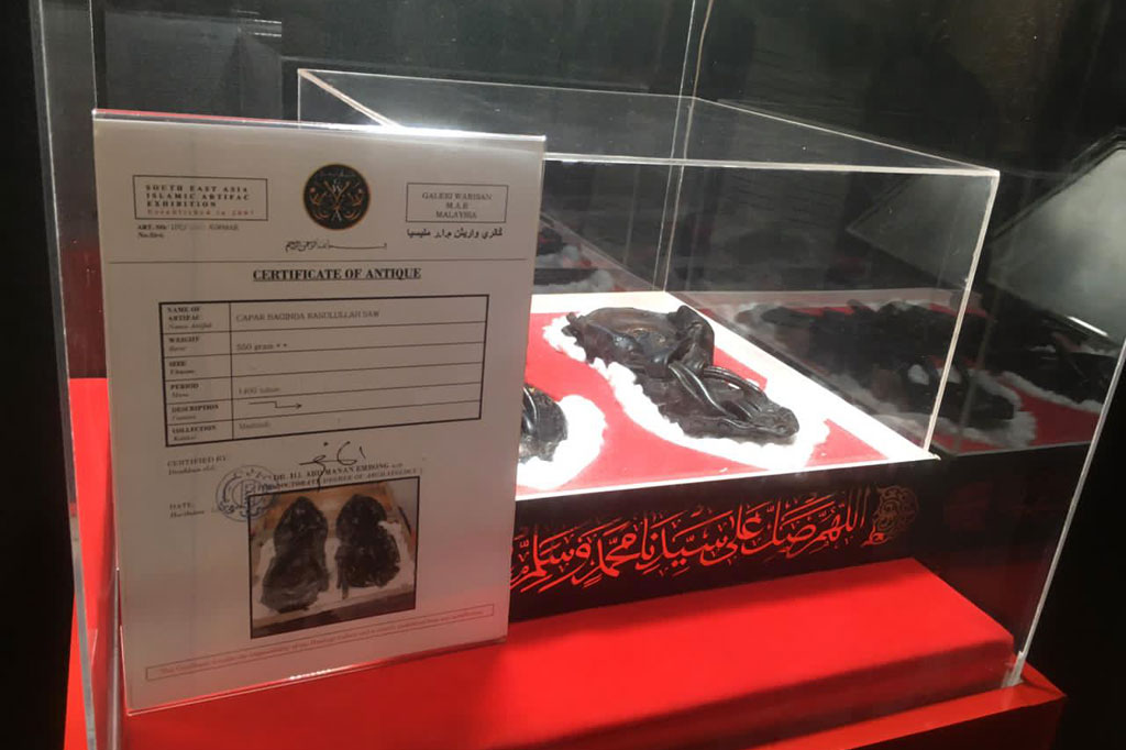 Sebanyak 10 artefak seperti pedang ,karpet, dan darah bekam dipamerkan dengan tujuan untuk meningkatkan kecintaan terhadap Nabi Muhammad SAW. 