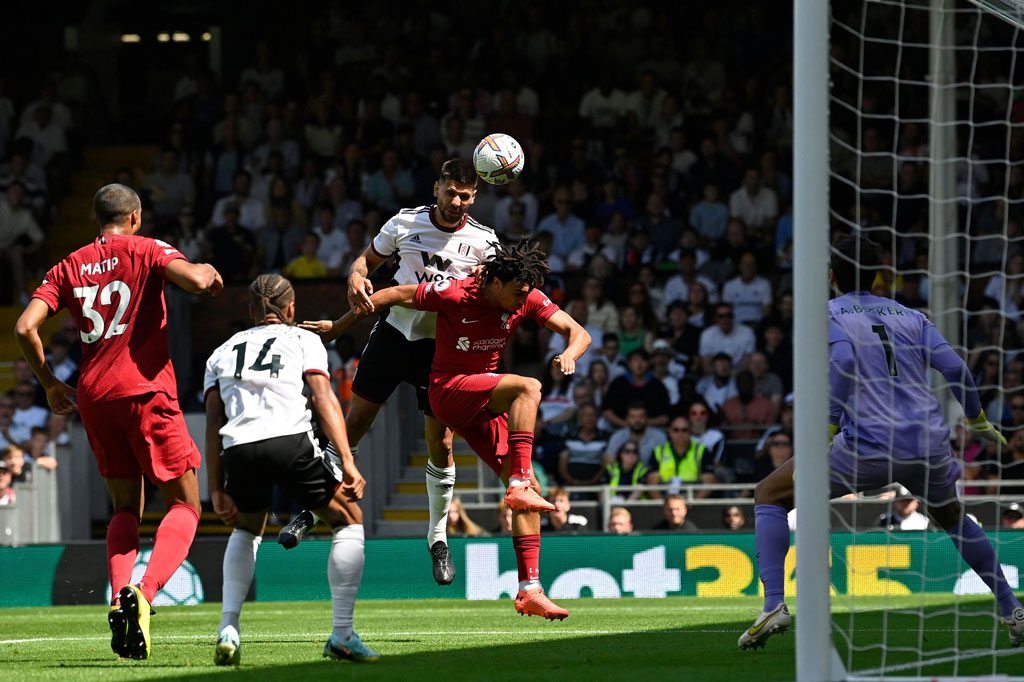 Di awal babak pertama, Fulham mengambil inisiatif menyerang terlebih dahulu. Tuan rumah kemudian mampu unggul lebih dulu pada menit 32 melalui sundulan penyerang Aleksandar Mitrovic memanfaatkan umpan silang bek sayap Kenny Tete.