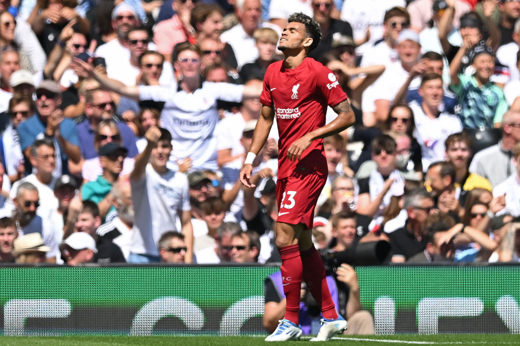 Tertinggal satu gol, Liverpool berupaya untuk menyamakan kedudukan, salah satunya melalui upaya sepakan penyerang sayap Luis Diaz. Sayang bola masih membentur tiang gawang Fulham. Skor 1-0 untuk Fulham bertahan hingga turun minum.