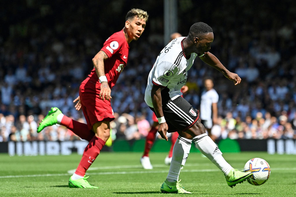 Pada babak kedua, Liverpool gantian mengambil inisiatif menyerang untuk menyamakan kedudukan. Namun Fulham mendapatkan peluang terlebih dahulu melalui tendangan penyerang sayap Neeskens Kebano yang masih membentur tiang gawang Liverpool.