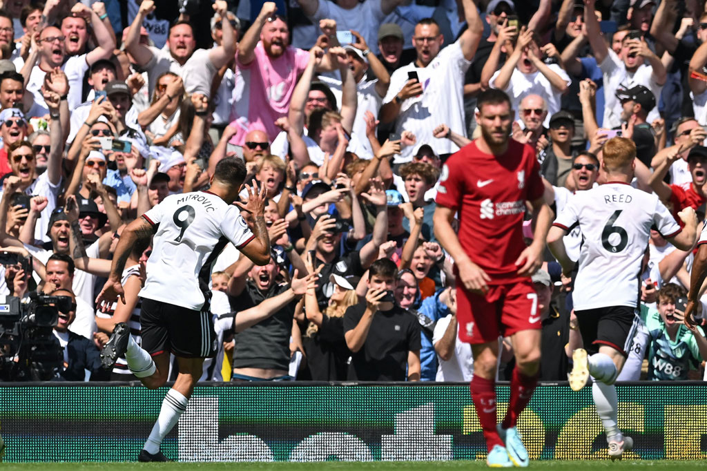 Pada menit 71, Fulham mendapatkan hadiah penalti setelah Mitrovic dilanggar Virgil van Dijk di kotak terlarang. Penyerang asal Serbia itu maju sebagai algojo dan mampu menaklukkan kiper Alisson Becker sehingga skor berubah menjadi 2-1.
