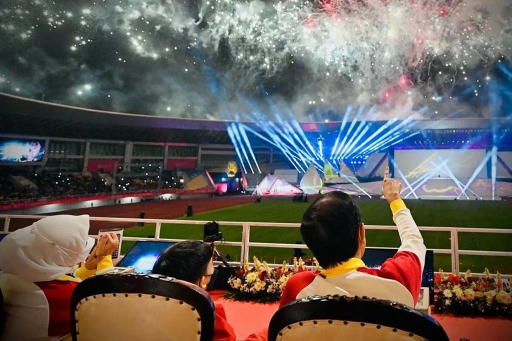 Kemeriahan penutupan ASEAN Para Games 2022 di Stadion Manahan, Kota Solo, Jawa Tengah, Sabtu, 6 Agustus 2022, malam.