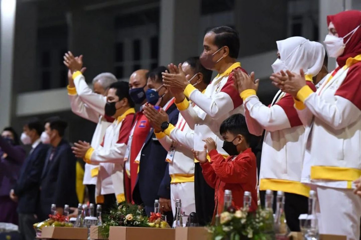 Presiden Jokowi didampingi Ibu Iriana Jokowi dan cucu pertama Jan Ethes Srinarendra. Selain itu, jajaran Menteri Indonesia Maju juga turut hadir dalam closing ceremony hari ini.