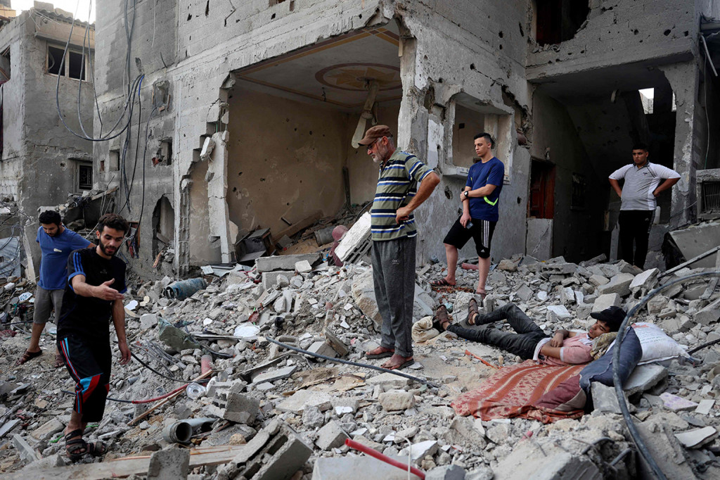 Namun, Israel menyangkal semua tudingan itu dan mengatakan anak-anak tersebut tewas akibat roket yang ditembakkan gerilyawan Gaza ke Israel namun gagal. 