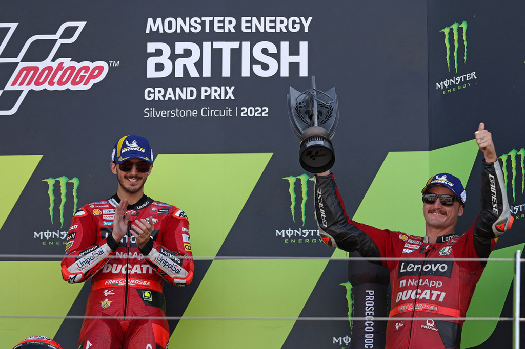 Bagnaia mengasapi Maverick Vinales yang menempati posisi kedua. 