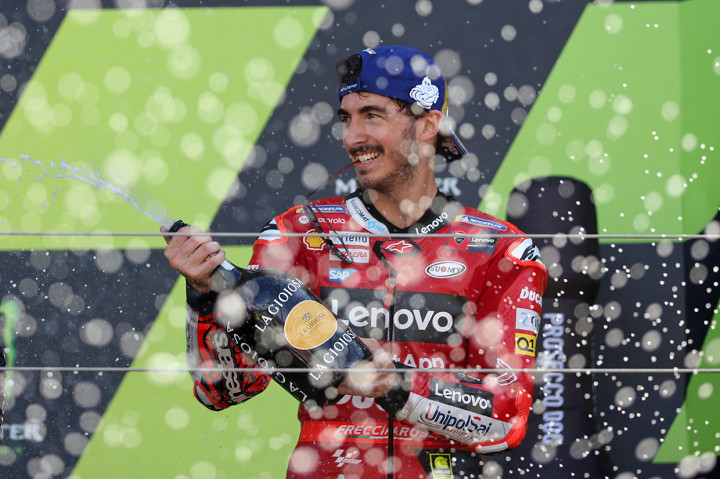 Dengan tambahan 25 angka kali ini, Bagnaia mengumpulkan 131 poin. Dia berjarak 49 angka dari Fabio Quartararo yang ada di posisi pertama klasemen MotoGP 2022. 