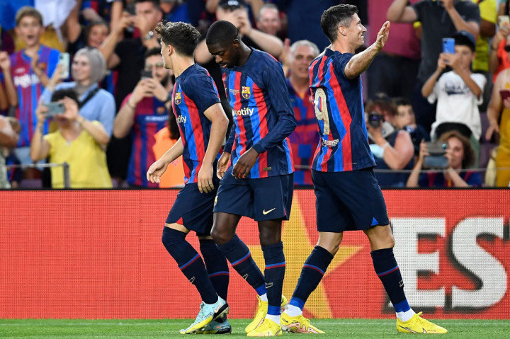 Robert Leawndowski, pemain Timnas Polandia yang pindah dari Bayern Munich di musim panas lalu, membuka keunggulan Barcelona saat laga baru berjalan empat menit.