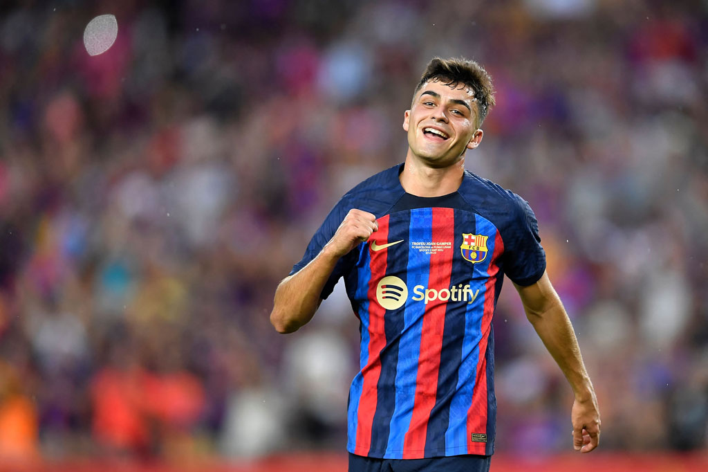 
Pedri menambah gol kedua dan keempat pada menit kelima dan 19, dengan memanfaatkan sepakan Ousmane Dembele.