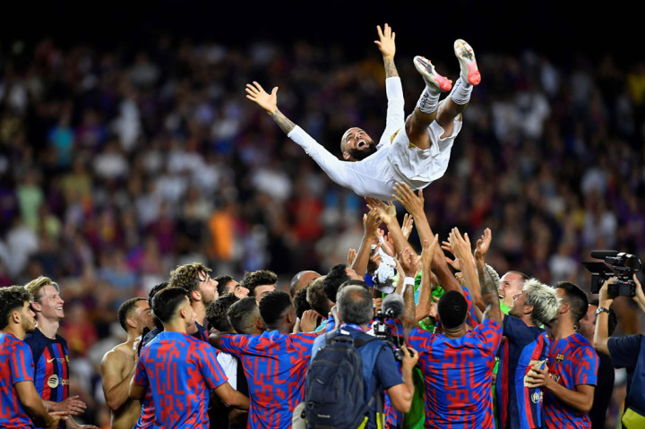 Para pemain Barcelona mengangkat tinggi-tinggi mantan rekan setim mereka Dani Alves yang kini merumput bersama Pumas.