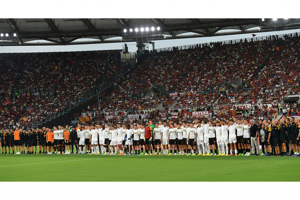 Sebelum pertandingan, Roma menggelar acara perkenalan skuad. Para pemain Roma satu persatu diperkenalkan di hadapan 65.303 suporter yang memenuhi Olimpico.