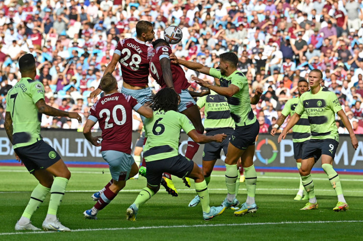The Hammer nyaris membobol gawang tim tamu. Sayang tandukan Michail Antonio menyambut umpan silang Manuel Lanzini masih melambung di atas mistar gawang.