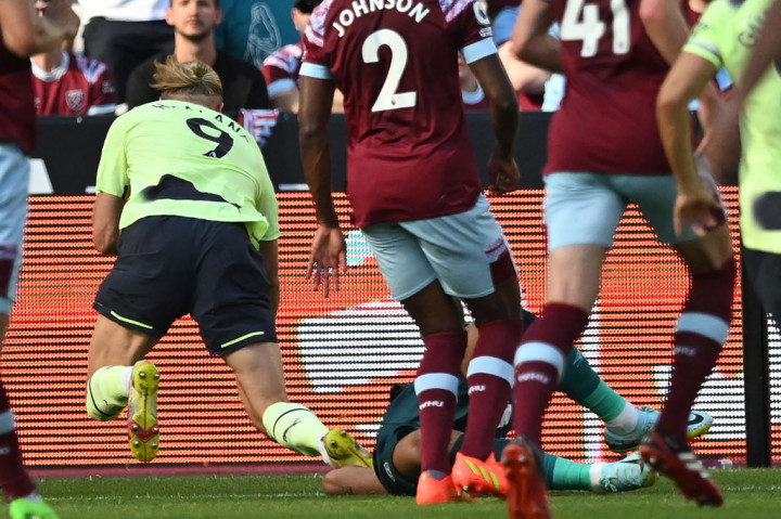 The Citizens mendapatkan hadiah penalti pada menit ke-36  setelah Haaland dijatuhkan oleh kiper West Ham Alphonse Areola.