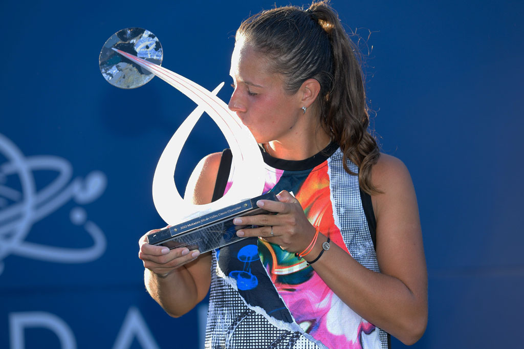 Daria Kasatkina dari Rusia mencium trofi yang baru saja dia raih setelah mengalahkan Shelby Rogers di final Hologic WTA Tour, di Spartan Tennis Complex, di San Jose, California, Minggu, 7 Agustus 2022 waktu setempat.