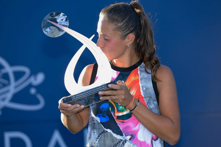 Daria Kasatkina dari Rusia mencium trofi yang baru saja dia raih setelah mengalahkan Shelby Rogers di final Hologic WTA Tour, di Spartan Tennis Complex, di San Jose, California, Minggu, 7 Agustus 2022 waktu setempat.