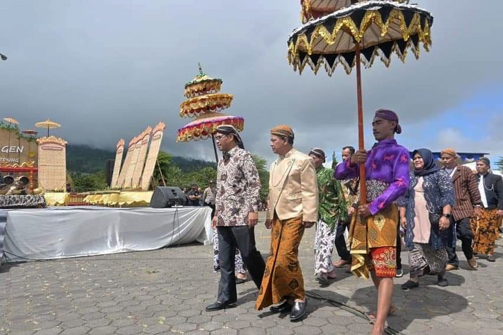 Petani tembakau melakukan kirab budaya dengan mengenakan pakaian adat tradisional di acara ruwat rigen (tempat menjemur tembakau) di Kecamatan Kledung, Temanggung, Jawa Tengah, Minggu, 7 Agustus 2022. Acara ini menandai dimulainya masa panen tembakau.