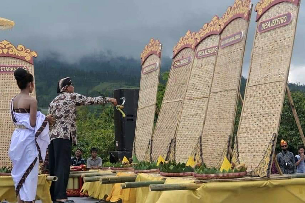 Pada ruwat rigen tersebut, Bupati Temanggung M. Al Khadziq secara simbolis menyiramkan air ke rigen yang dibawa oleh masing-masing desa.