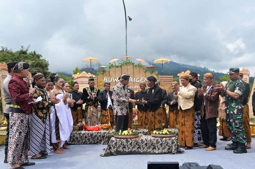 Tradisi Ruwat Rigen rutin dilaksanakan masyarakat petani tembakau di lereng Funung Sindoro - Sumbing menjelang musim panen tembakau sebagai wujud permohonon kepada Tuhan agar diberi kelancaran dan kesuksesan.