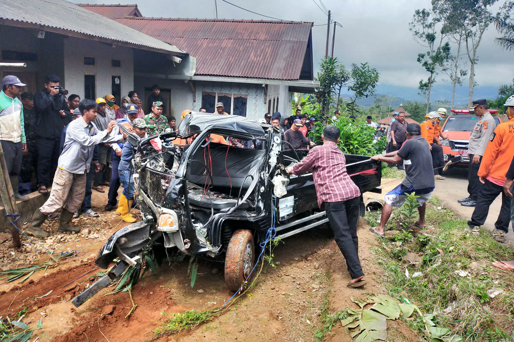 Dia menambahkan, awalnya mobil pikap yang mengangkut 17 orang itu datang dari arah Jalan Jahim menuju arah Tasikmalaya. Akan tetapi, setelah melewati jalan menurun mobil langsung terjun (terbang) sejauh 20 meter hingga masuk jurang sedalam 10 meter dan terhenti di pohon bambu.