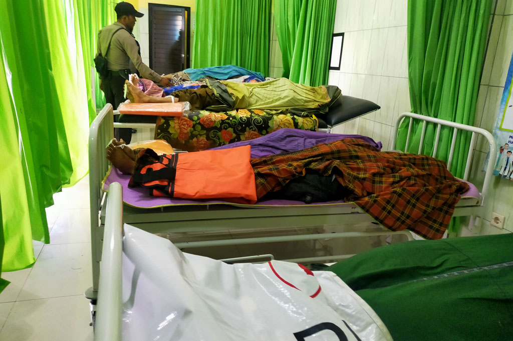 Sedikitnya delapan orang meninggal dunia dan sembilan lainnya luka-luka setelah pikap yang mereka tumpangi terjun ke jurang di Dusun Cimara, Desa Cibeureum, Kecamatan Sukamantri, Kabupaten Ciamis, Jawa Barat, Senin, 8 Agustus 2022. Kecelakaan diduga disebabkan mobil mengalami rem blong .