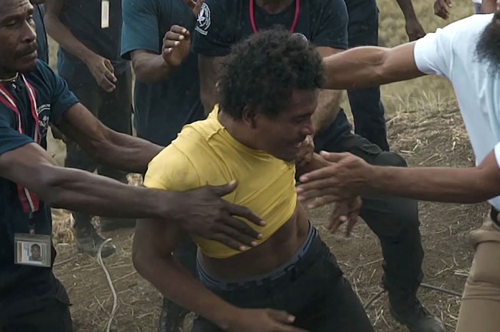 Pria yang melakukan penyerangan tersebut digambarkan terganggu secara mental dan telah menerima perawatan psikiatris tetapi tidak meminum obatnya selama beberapa bulan.