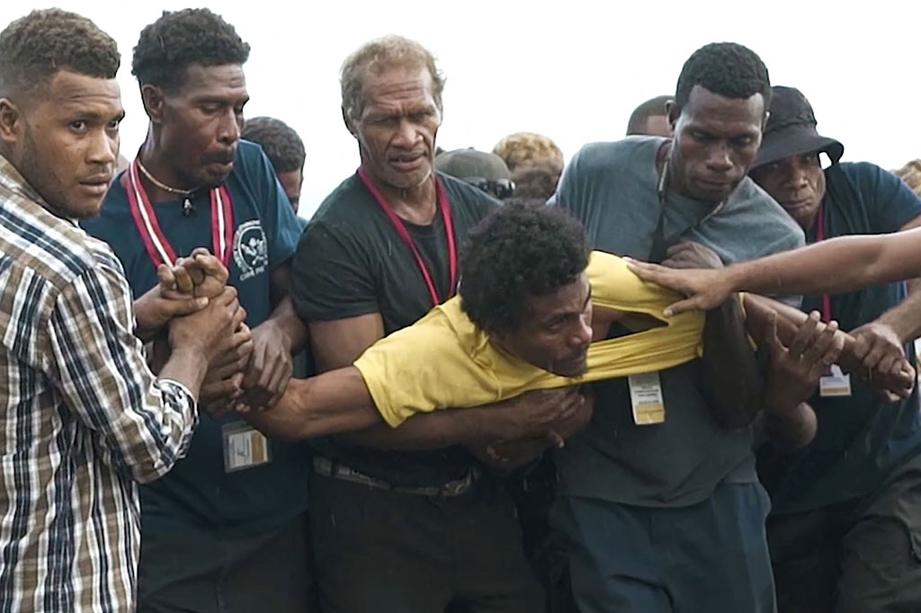 Pejabat kedutaan, yang tidak memiliki rincian insiden itu sendiri, mengatakan anggota Pasukan Bela Diri Maritim Jepang yang terluka diberi pertolongan pertama oleh ambulans di tempat kejadian. 