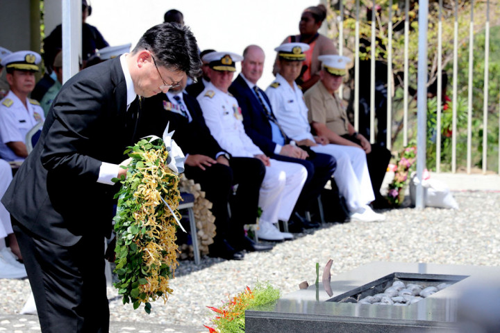 Menteri Pertahanan Jepang Makoto Oniki meletakkan karangan bunga selama upacara peringatan Jepang untuk menandai peringatan ke-80 Pertempuran Guadalcanal di Honiara, Kepulauan Solomon.