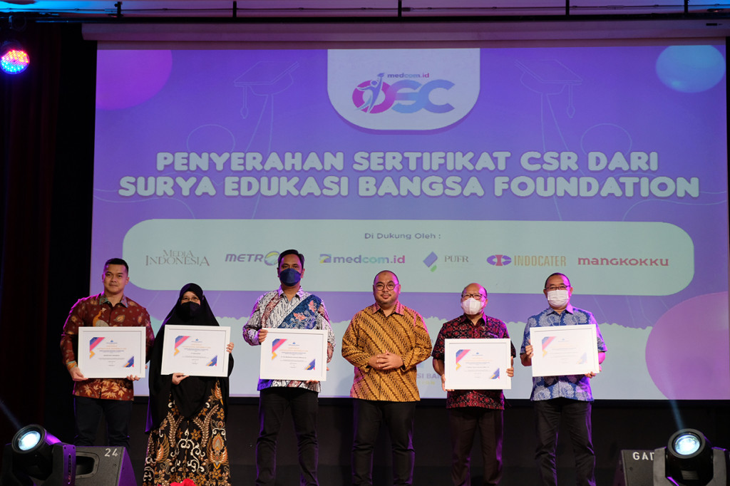 Penyerahan Sertifikat CSR dari Surya Edukasi Bangsa Foundation (SEBAF) saat Peluncuran Beasiswa OSC (Online Scholarshiop Competition) Medcom.id 2022 di Universitas Tarumanagara (Untar) Jakarta, Senin, 8 Agustus 2022.
