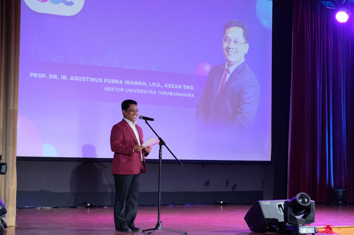 Pemimpin Redaksi Medcom.id Indra Maulana memberikan sambutan saat Peluncuran Beasiswa OSC (Online Scholarshiop Competition) Medcom.id 2022 di Universitas Tarumanagara (Untar) Jakarta, Senin, 8 Agustus 2022.