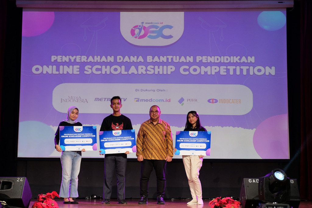 Penyerahan Dana Bantuan Pendidikan oleh Ketua Surya Edukasi Bangsa Foundation (SEBAF) dan CEO Media Group Mirdal Akib kepada perwakilan peserta Beasiswa OSC (Online Scholarshiop Competition) Medcom.id.