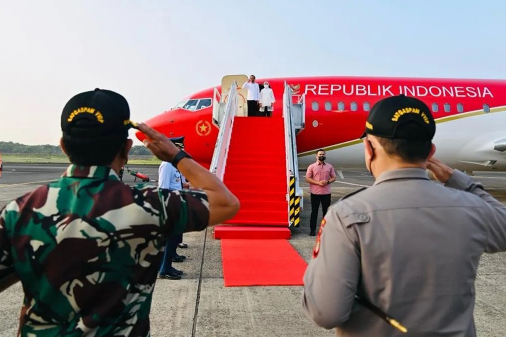 Dengan menggunakan Pesawat Kepresidenan Indonesia-1, Presiden dan rombongan lepas landas dari Bandara Halim Perdanakusuma, Jakarta, sekitar pukul 07.00 WIB.