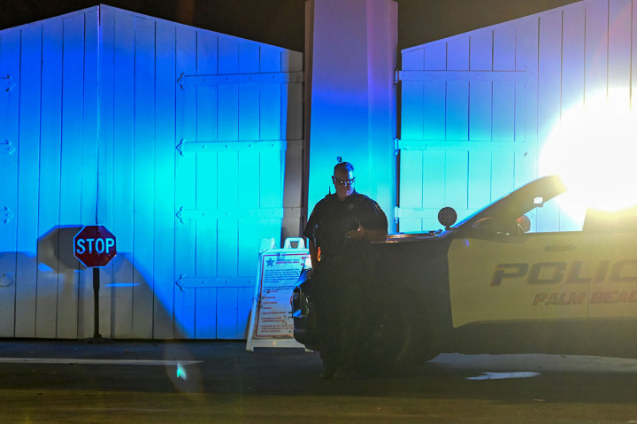 FBI menggerebek rumah mantan Presiden Amerika Serikat Donald Trump di Mar-a-Lago, Palm Beach, negara bagian Florida, Senin, 8 Agustus 2022, malam. 