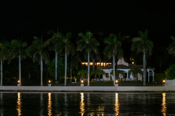 Penggeledahan tersebut merupakan eskalasi serius dari fokus penegakan hukum pada Trump. Kedatangan FBI ke rumah Trump terkait penyelidikan Departemen Kehakiman tentang apakah ada aturan yang dilanggar ketika 15 kotak catatan Gedung Putih disimpan di rumahnya.