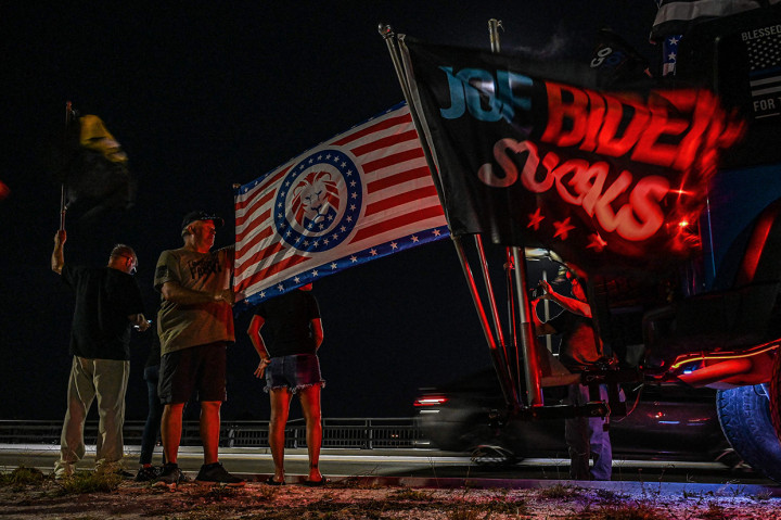 Pendukung mantan Presiden AS Donald Trump berdiri di luar kediamannya di Mar-A-Lago, Florida pada 8 Agustus 2022.