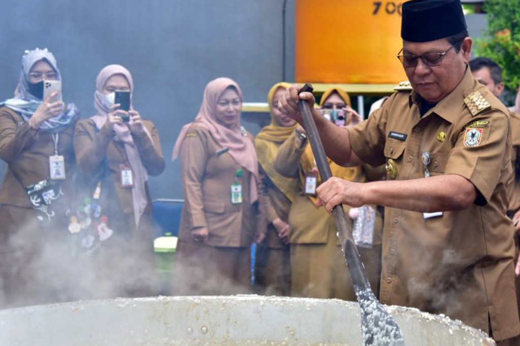 Pelaksanaan apel pegawai (ASN) di lingkungan Pemerintah Provinsi Kalimantan Selatan, pekan ini sedikit berbeda dari pekan-pekan sebelumnya. Senin, 8 Agustus 2022, seusai apel ribuan ASN dan honorer termasuk para pejabat SKPD bersama-sama menyantap sajian hidangan bubur Asyura.