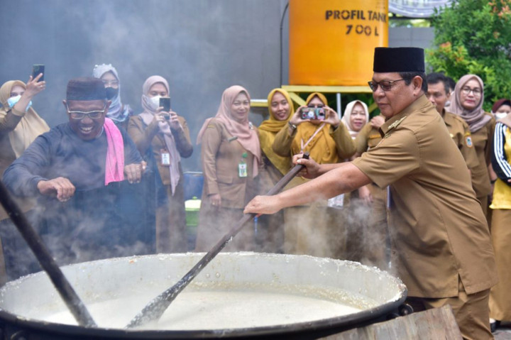 Bahkan Gubernur Kalimantan Selatan, Sahbirin Noor ikut membantu mengawah yaitu memasak bubur dengan cara mengaduk adonan bubur yang dimasak di dalam wajan (kuali) raksasa. Bubur yang dimasak secara tradisional menggunakan tungku dan kayu bakar ini, kemudian dibagikan kepada ribuan pegawai peserta apel pagi.