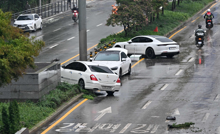 Mobil yang rusak akibat banjir terlihat di jalan setelah hujan deras di distrik Gangnam di Seoul pada 9 Agustus 2022.