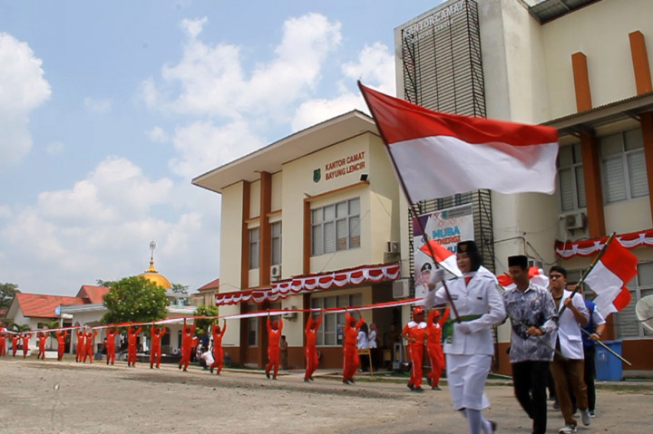 Meski HUT ke-77 RI masih kurang lebih satu pekan lagi, suasana semarak telah terasa di Kecamatan Bayung Lencir pada, Senin, 8 Agustus 2022.