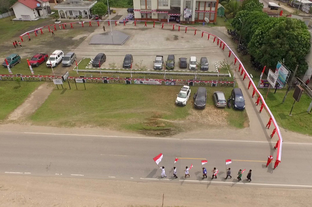 Forkopimcam dan organisasi kepemudaan dan sejumlah unsur masyarakat di Bayung Lencir Muba membentangkan 177 merer bendera merah putih dan membagikan 177 buah bendara merah putih.
