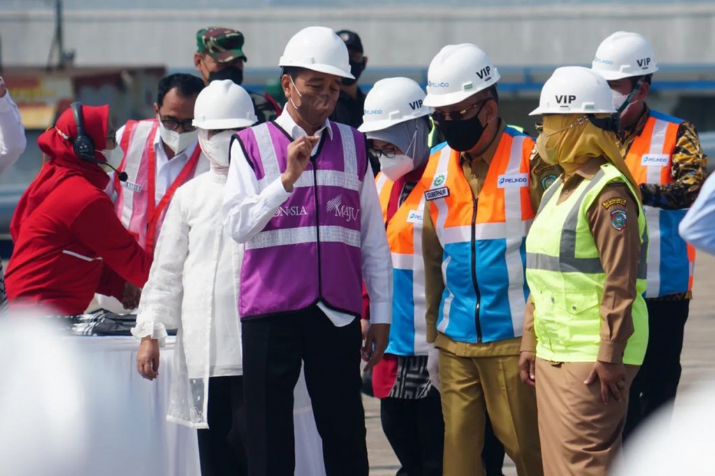 Selain itu, Presiden juga meminta agar jalan akses dari dan ke Pelabuhan Pontianak diperlebar. Ia meminta langsung kepada Menteri Pekerjaan Umum dan Perumahan Rakyat Basuki Hadimuljono untuk memperlebar jalan akses ke Terminal Kijing.