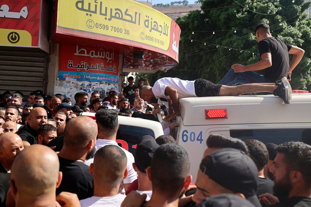 Koresponden AFP yang ada di kota Nablus melaporkan bahwa sejumlah warga Palestina yang bersenjata terlibat baku tembak dengan tentara Israel yang melakukan penyerangan pada Selasa, 9 Agustus 2022, waktu setempat.