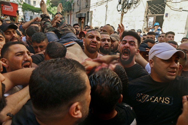 Puluhan warga Palestina lainnya mengalami luka-luka dalam serangan yang diwarnai baku tembak tersebut.