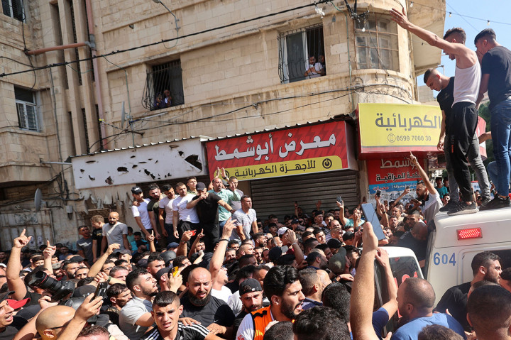 Warga Palestina mengevakuasi seorang pria bersenjata yang terluka setelah serangan oleh pasukan Israel di sebuah rumah di Nablus di Tepi Barat yang diduduki, pada 9 Agustus 2022.