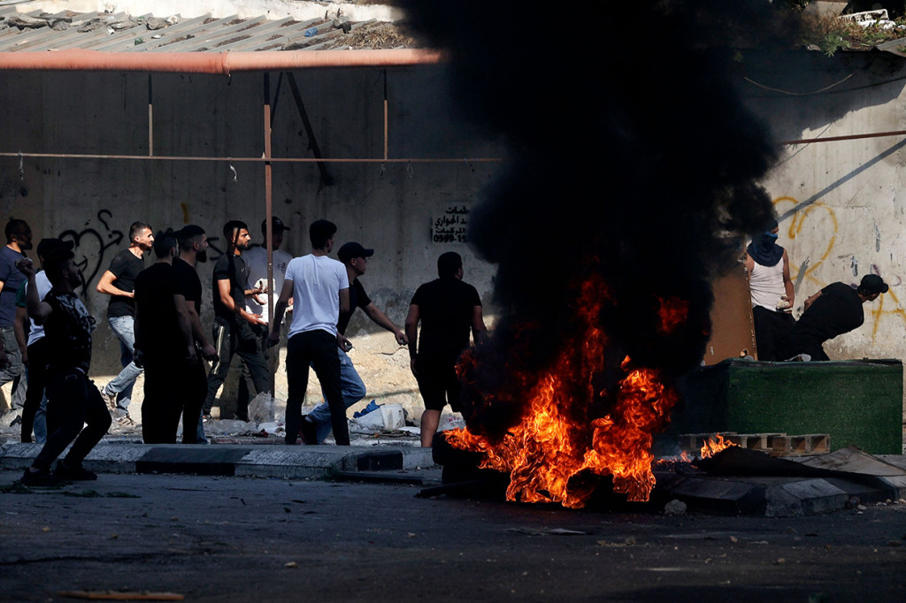 Kementerian Kesehatan Palestina dalam pernyataannya menyebut sekitar 40 warga Palestina lainnya mengalami luka-luka, dengan empat orang di antaranya mengalami luka serius.