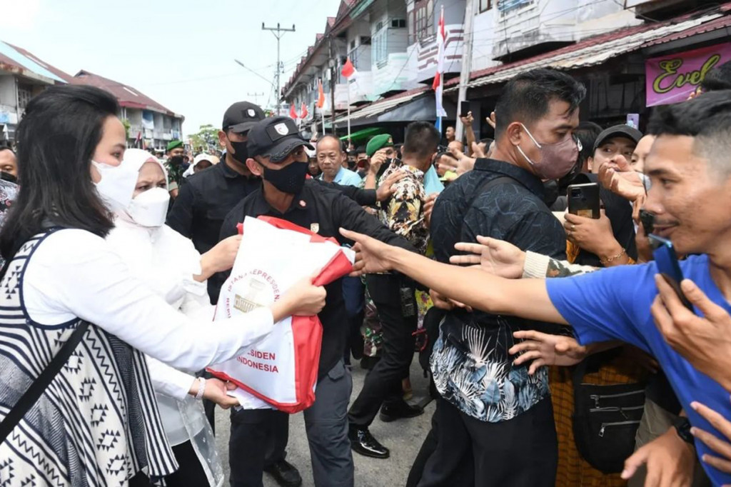 Selain penyerahan BMK dan BLT kepada peserta PKH, Presiden juga memberikan bantuan kepada para pedagang kaki lima dan pedagang pasar sembari berkeliling dan menyapa para pedagang.