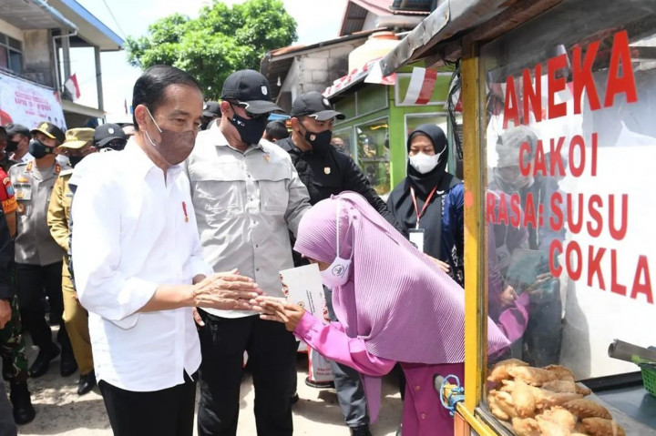 Sementara itu, untuk bantuan tunai langsung, Presiden menyarankan agar bantuan tersebut digunakan untuk pembelian sembako.
