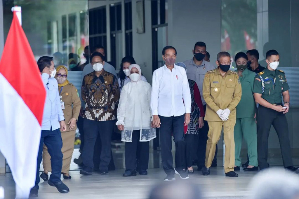 Lebih jauh, Jokowi mengucapkan selamat kepada warga Pontianak yang kini memiliki bangunan megah RS dr. Soedarso. 