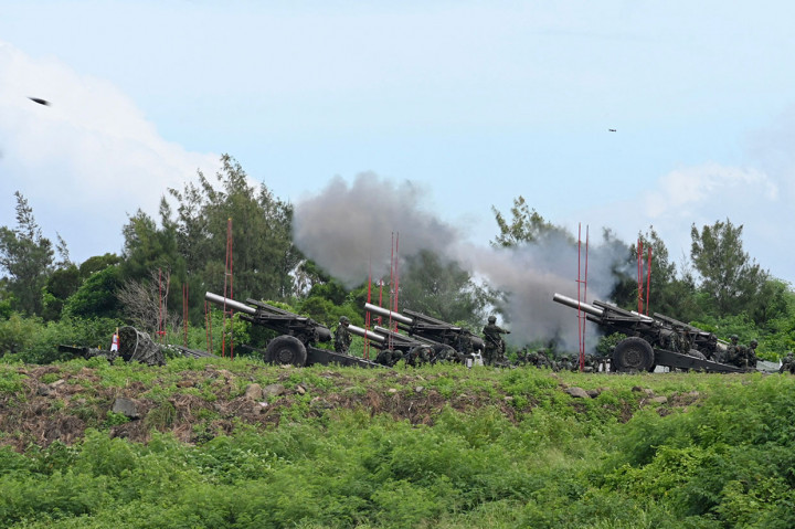 Tentara militer Taiwan menembakkan howitzer 155 inci selama latihan antipendaratan langsung di daerah Pingtung, Taiwan, Selasa, 9 Agustus 2022. 