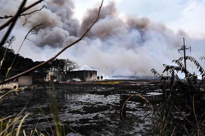 Petugas pemadam kebakaran bekerja di daerah di mana kebakaran hebat di depot bahan bakar yang dipicu oleh sambaran petir terjadi di Matanzas, Kuba, pada Selasa, 9 Agustus 2022 waktu setempat.
