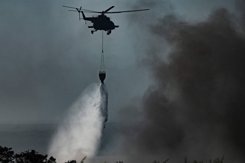 Helikopter dan petugas pemadam kebakaran berjuang untuk melokalisir kobaran api yang telah berlangsung beberapa hari di sebuah depot bahan bakar di Kuba. Kebakaran telah menghancurkan empat tangki dan mengancam empat tangki lagi.